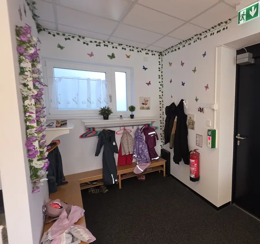 Garderobe mit Haken und Bank