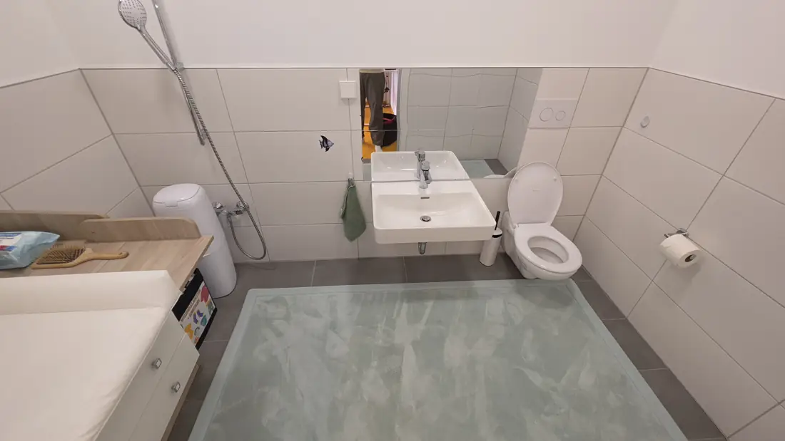 Kinderbad mit Wickelkommode, Waschbecken und Kindertoilette