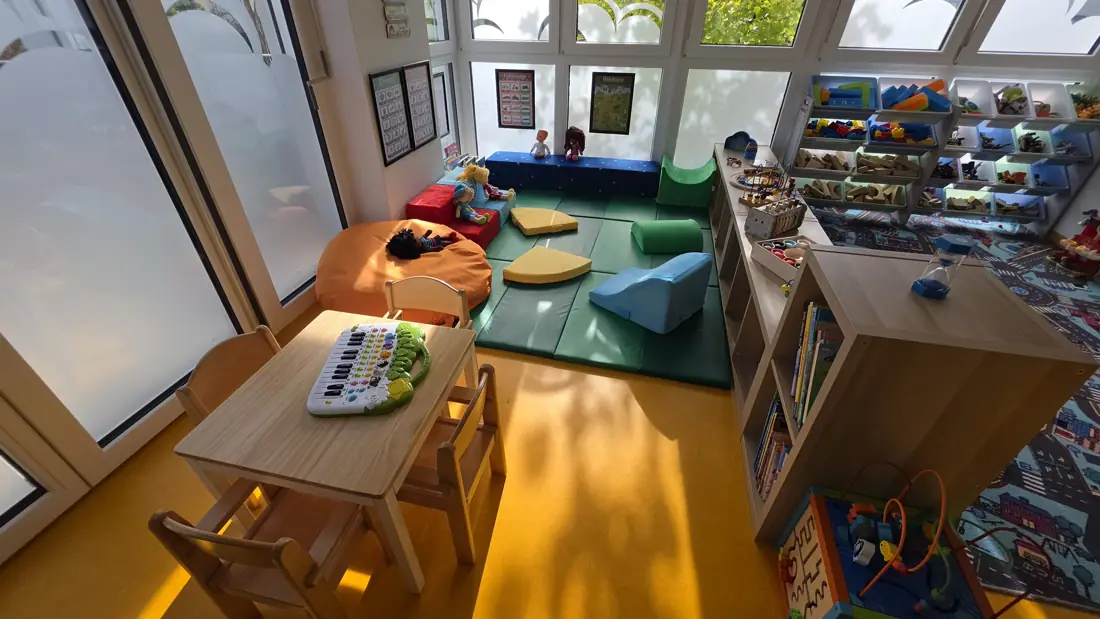 Spielecke mit Kindertisch am Fenster