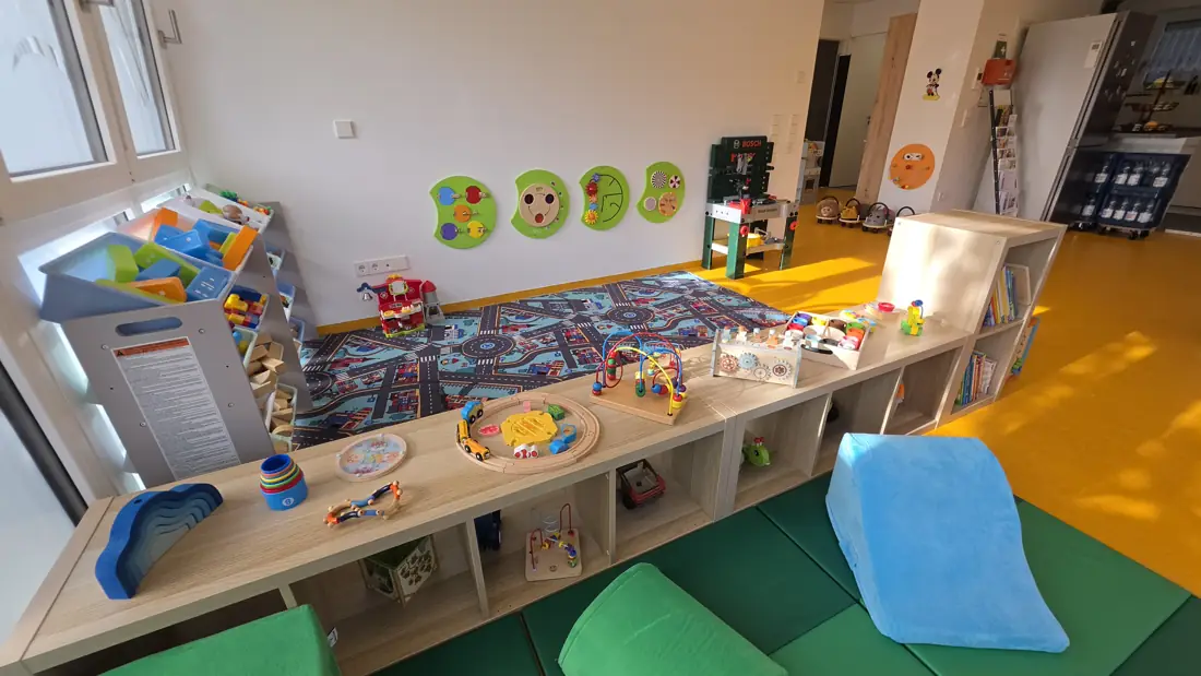 Regal mit Spielmaterial und Bildtafeln