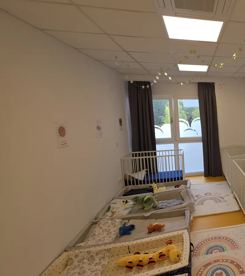 Schlafraum mit Kinderbettchen