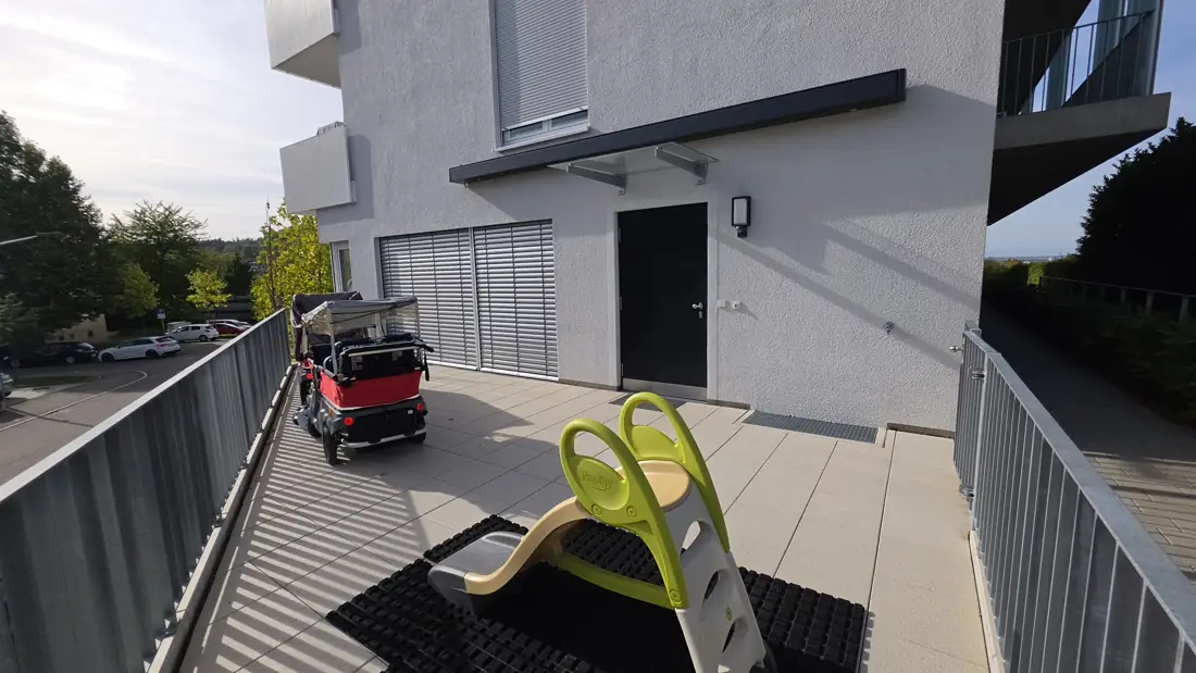 Eingezäunte Terrasse mit Rutsche